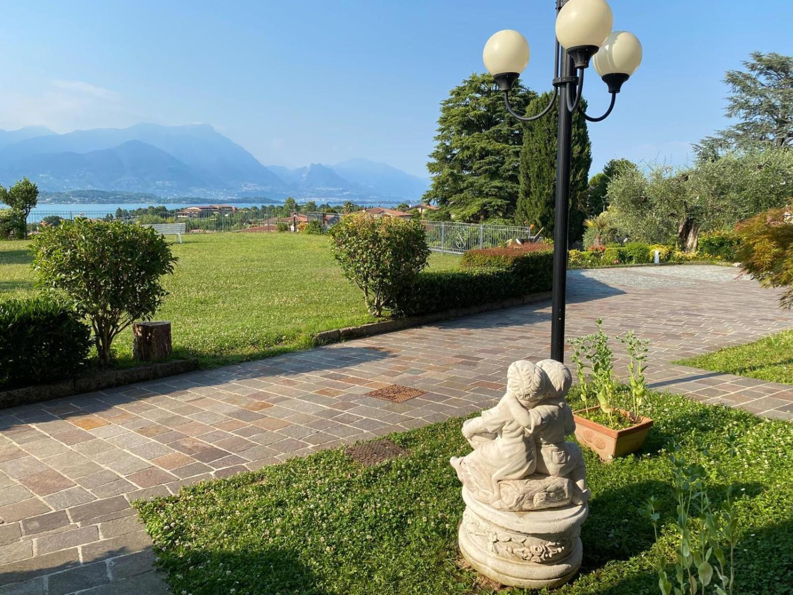 Flowers & Garden Apartment Con Vista Lago 马内尔巴 外观 照片